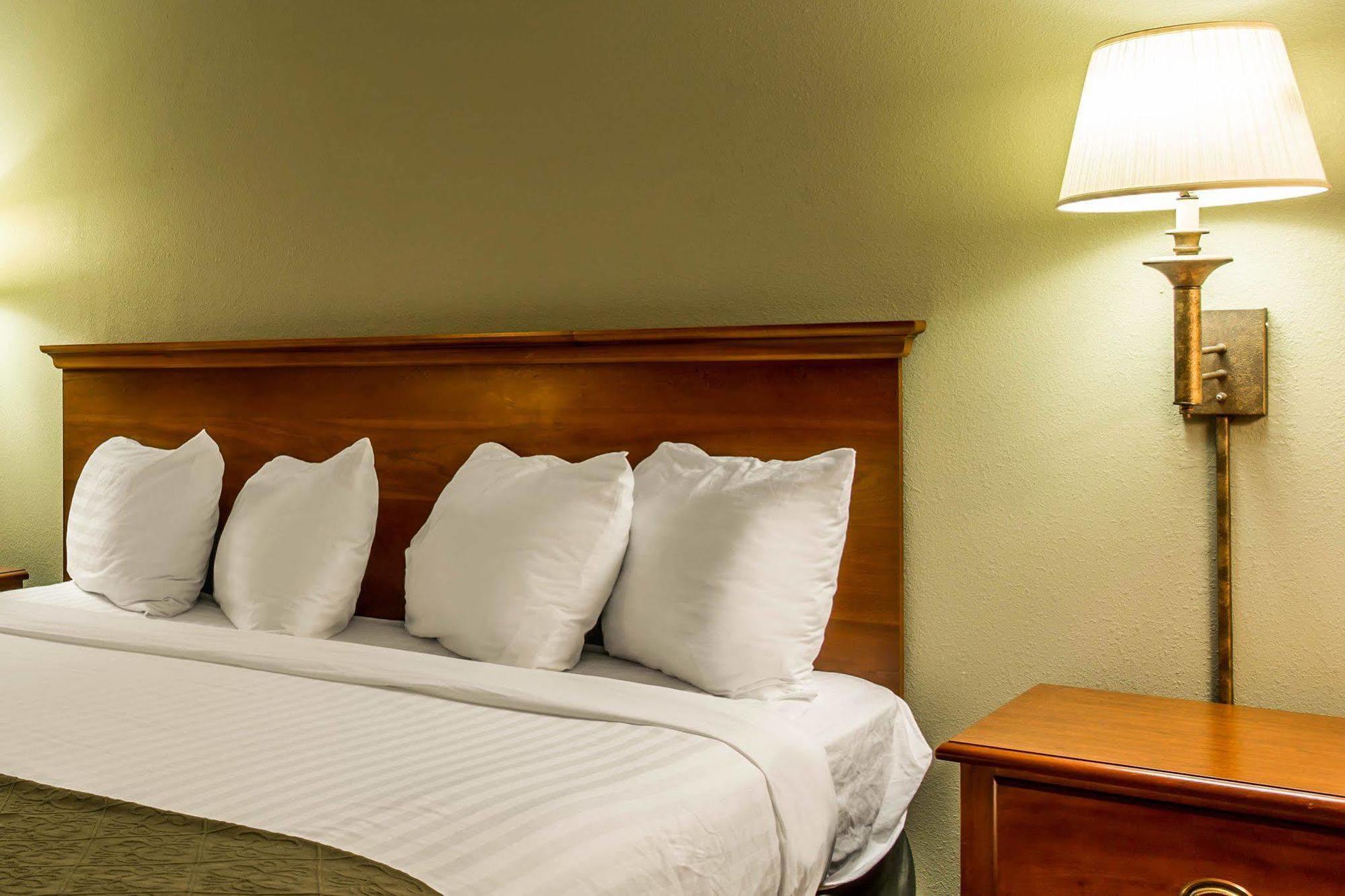 Quality Inn Huntersville Near Lake Norman Extérieur photo