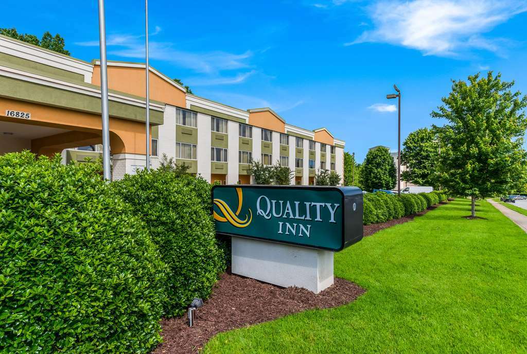 Quality Inn Huntersville Near Lake Norman Extérieur photo